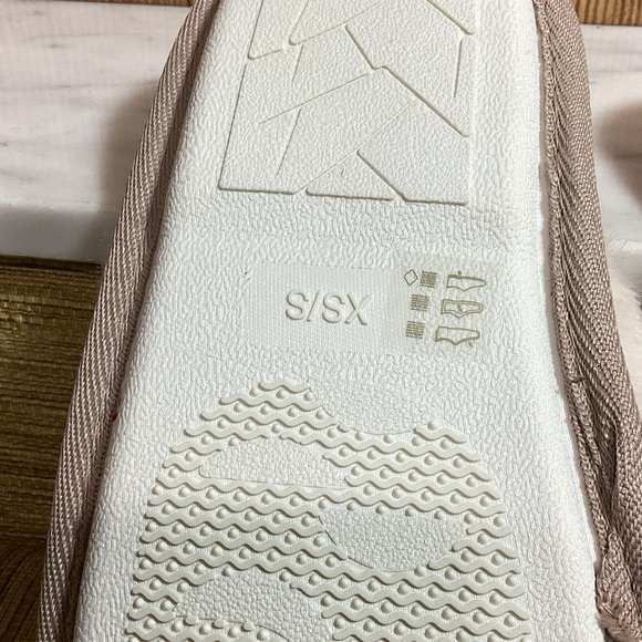 New Chinese Laundry Cozy Cream and Tan Slippers XS/S - Picture 5 of 7